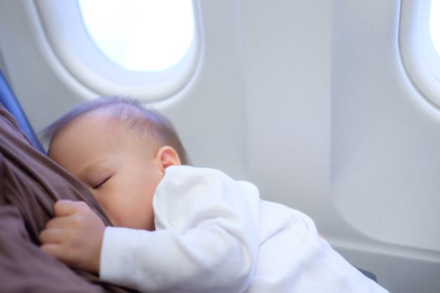 15 Tips for Breastfeeding Moms Who Travel